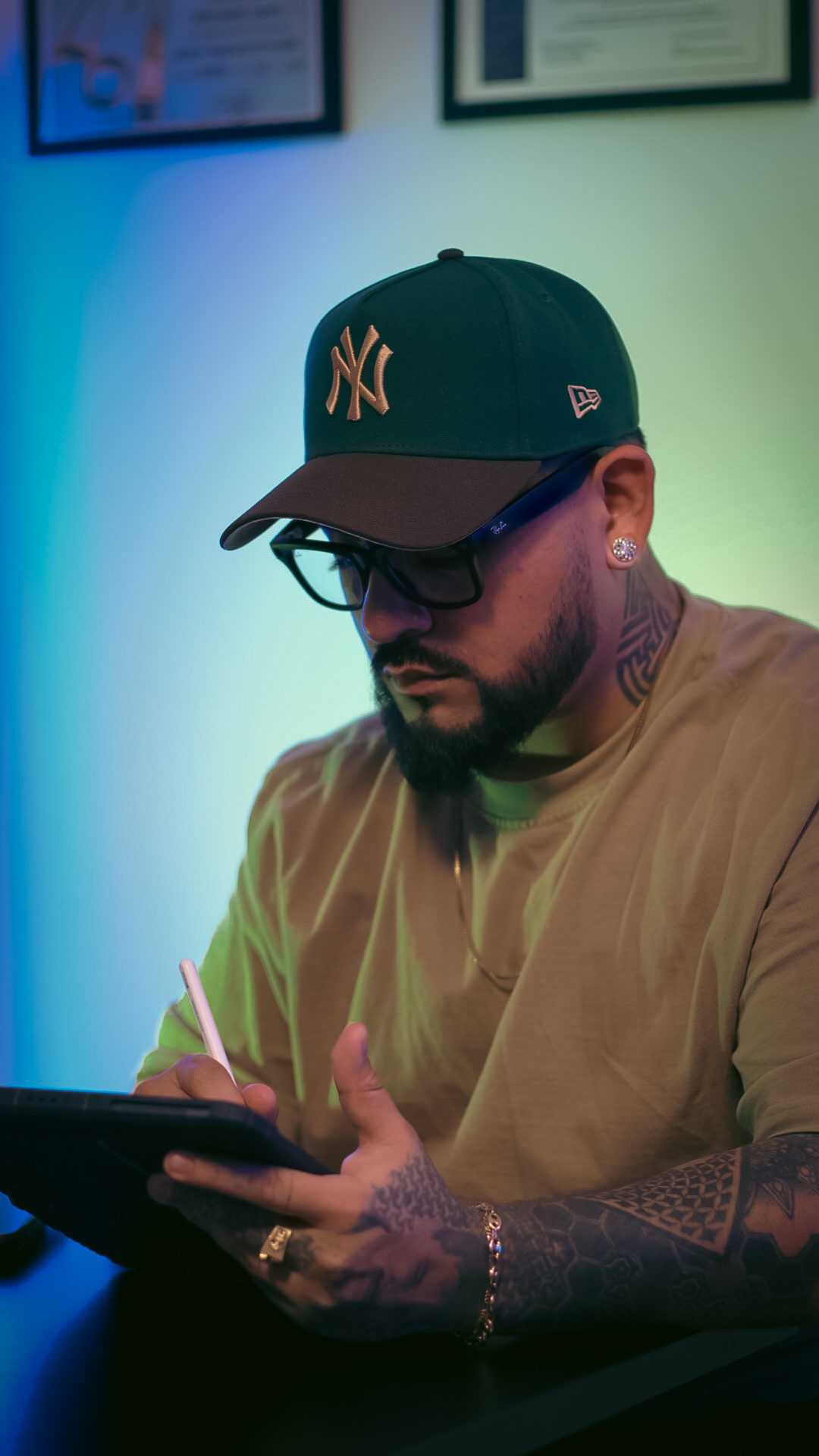 Retrato de Juan David Ángel, artista principal de Angels Tattoo